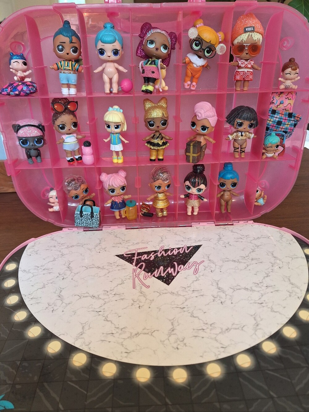 L.O.L. Surprise! Fashion Show Stand and Playset Includes 16 Dolls, Pets And Acc.